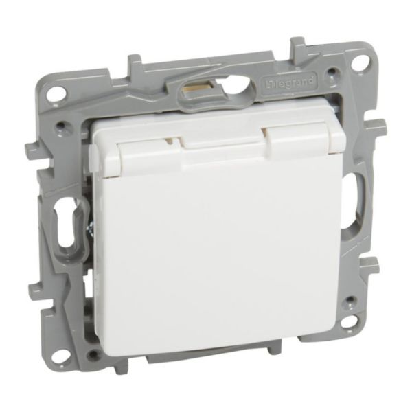 Legrand - NiLoe - контакт шуко с капаче и д.защита A16 IP44 БЯЛ 764531